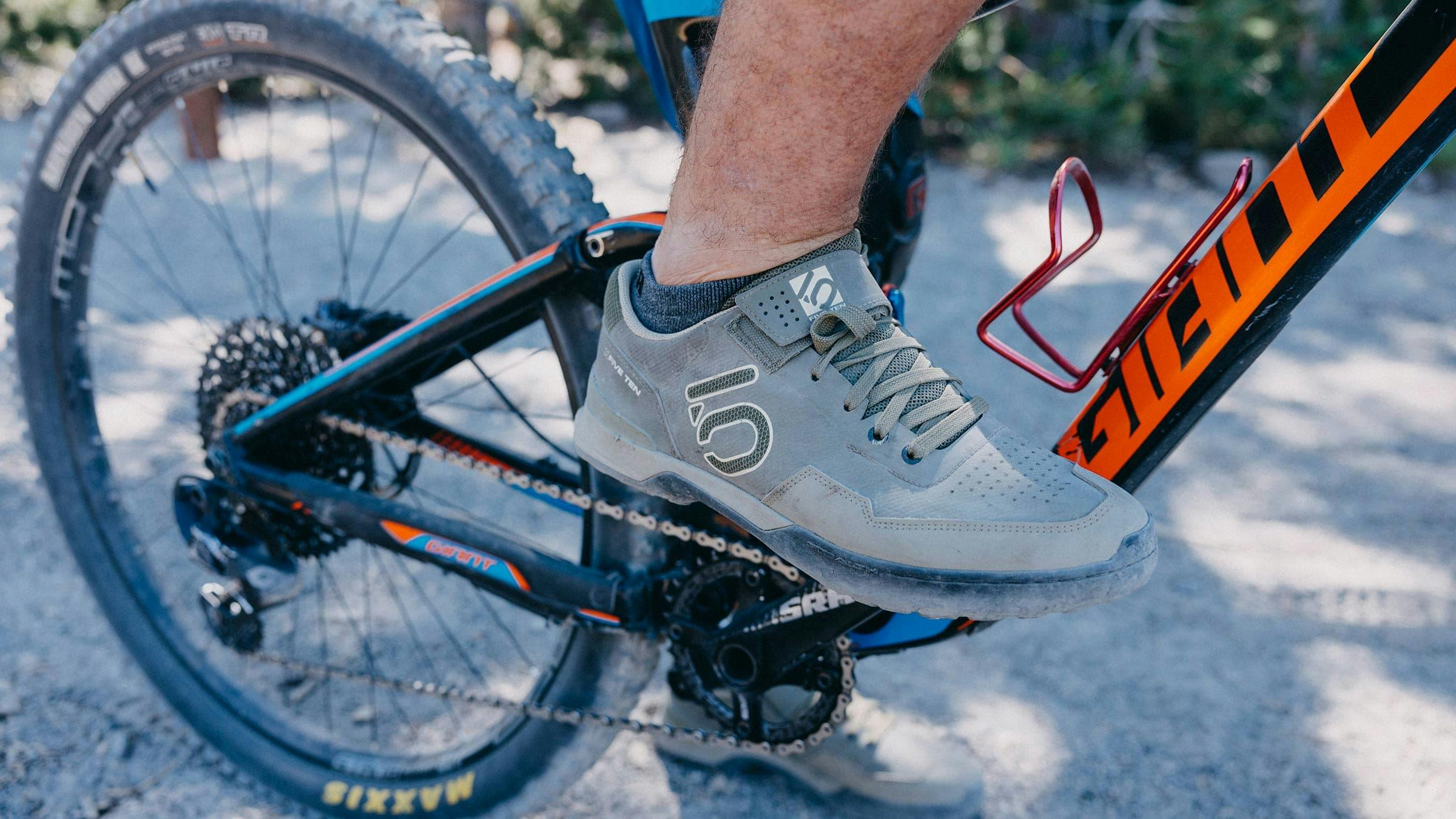 Close up of a mountain biker's shoe.